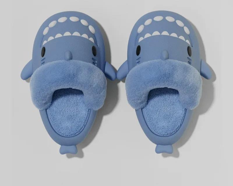 Pantoufles requin bleu avec doublure en fausse fourrure douce et semelle antidérapante. Confortables et amusantes, parfaites pour l'hiver. Design ludique en forme de requin, idéal pour adultes et enfants.