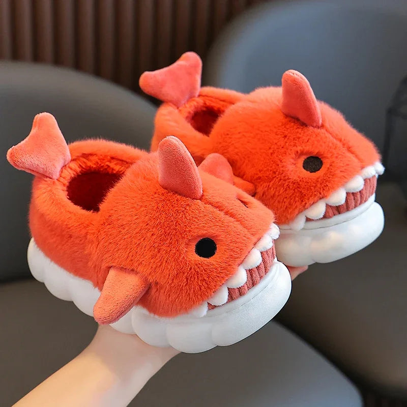 Chaussons pour enfants en forme de requin, couleur rouge, avec peluche douce et confortable. Dotés de nageoires latérales et de dents blanches amusantes, ils apportent un style unique et ludique. Parfaits pour garder les pieds au chaud tout en ajoutant une touche de fantaisie.
