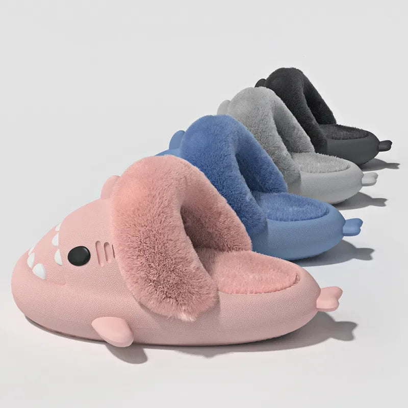 Pantoufles requin rose avec doublure en fausse fourrure douce et semelle antidérapante. Confortables et amusantes, parfaites pour l'hiver. Design ludique en forme de requin, idéal pour adultes et enfants.