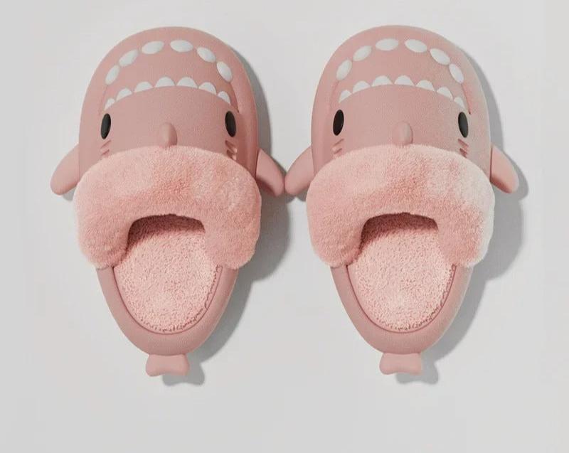 Pantoufles requin rose avec doublure en fausse fourrure douce et semelle antidérapante. Confortables et amusantes, parfaites pour l'hiver. Design ludique en forme de requin, idéal pour adultes et enfants.