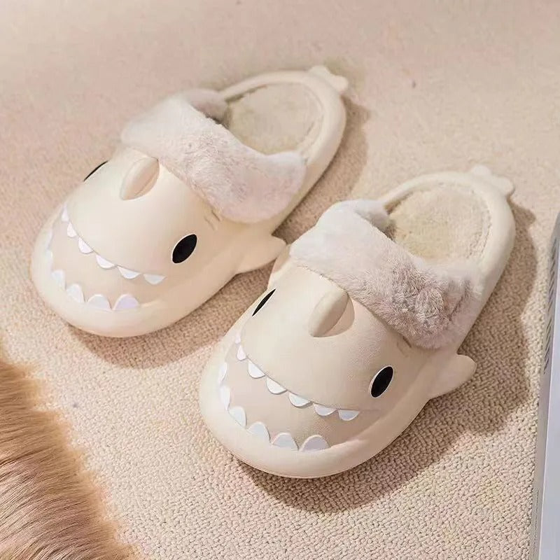 Pantoufles requin blanc avec doublure en fausse fourrure douce et semelle antidérapante. Confortables et amusantes, parfaites pour l'hiver. Design ludique en forme de requin, idéal pour adultes et enfants.