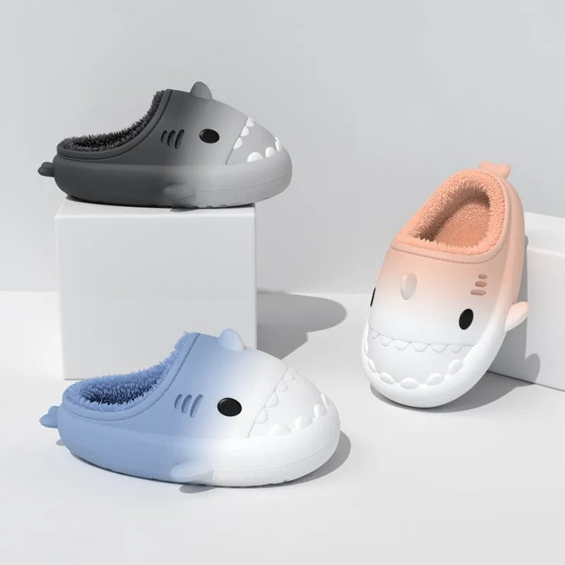 Pantoufles requin rose et blanc avec doublure en fausse fourrure douce et semelle antidérapante. Confortables et amusantes, parfaites pour l'hiver. Design ludique en forme de requin, idéal pour adultes et enfants.