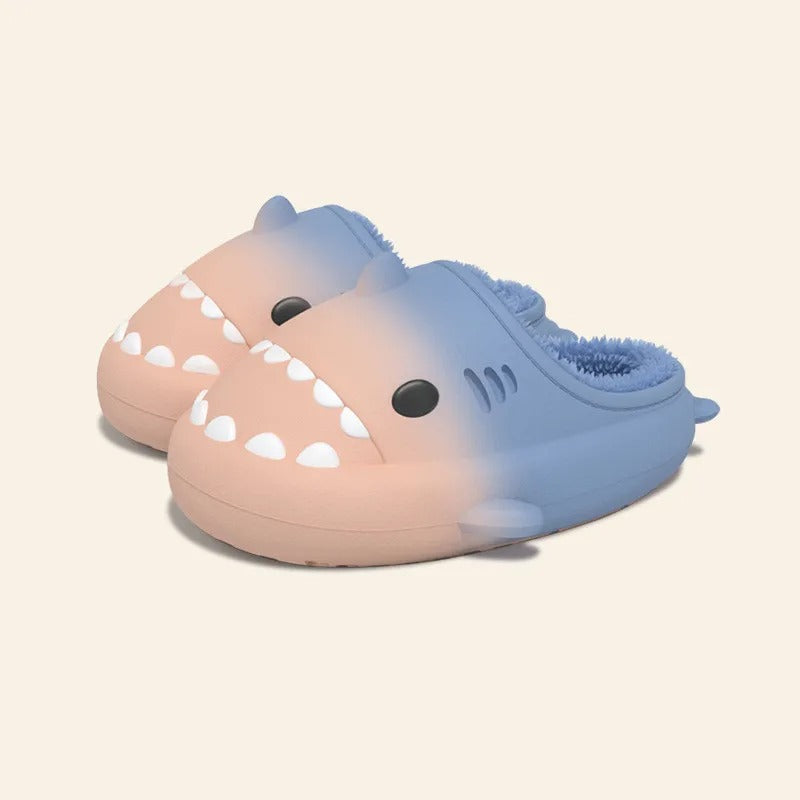 Pantoufles requin rose et bleu avec doublure en fausse fourrure douce et semelle antidérapante. Confortables et amusantes, parfaites pour l'hiver. Design ludique en forme de requin, idéal pour adultes et enfants.