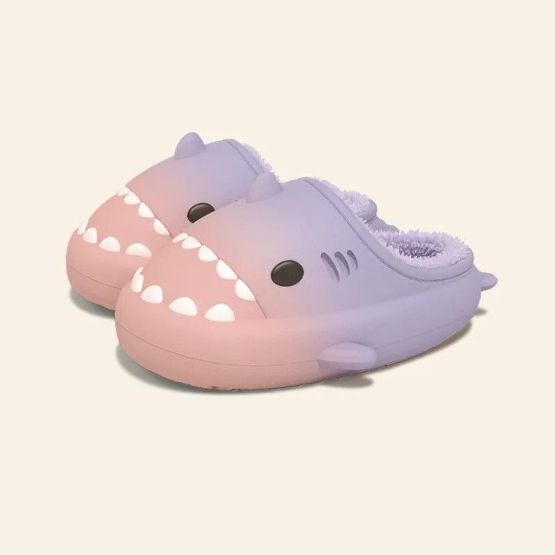 Pantoufles requin rose et violet avec doublure en fausse fourrure douce et semelle antidérapante. Confortables et amusantes, parfaites pour l'hiver. Design ludique en forme de requin, idéal pour adultes et enfants.